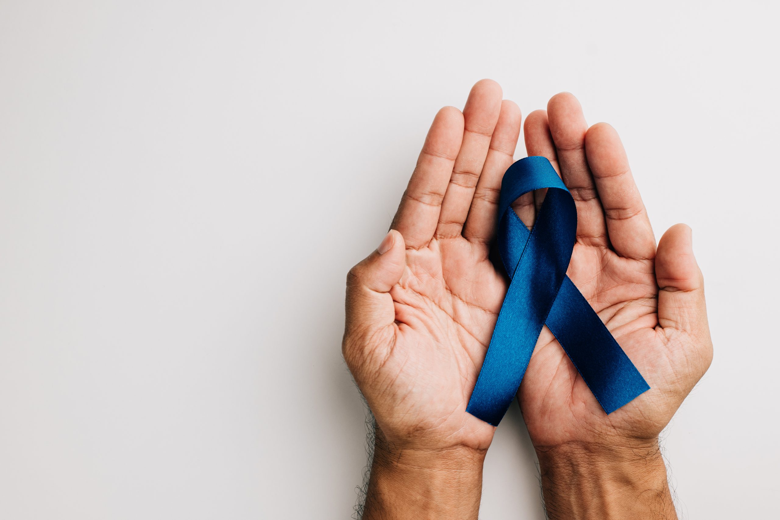 Le cancer de la prostate est le plus fréquent des cancers masculins : on diagnostique ce cancer chez 1 homme sur 8. Chaque année, plus de 71 000 hommes sont touchés par le cancer de la prostate. Rare avant 50 ans, son incidence augmente progressivement avec l’âge. Un dépistage individuel précoce est recommandé dès l’âge de 55 ans et jusqu’à 75 ans. Le dépistage repose sur deux examens médicaux principaux : le toucher rectal et la prise de sang pour mesurer le taux de PSA (antigène).